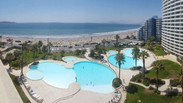 A hotel with a beachfront pool area, multiple swimming pools, and a view of the ocean. - Depto Jardín del Mar La serena 941 (Coquimbo)
