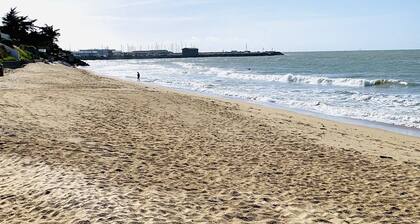 Charming 2-Bedroom House, 100m from Beach, Near Port, Wi-Fi, South-Facing Terrace, Sleeps 6