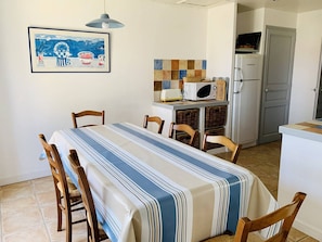 Dining - Charming 2-Bedroom House, 100m from Beach, Near Port, Wi-Fi, South-Facing Terrace, Sleeps 6 (Noirmoutier-en-l'Île)