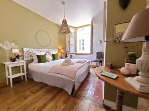 1 habitación, tabla de planchar con plancha, wifi gratis y ropa de cama 