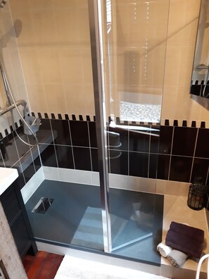 Dusche, Haartrockner, Handtücher, Seife
