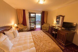 ميني بار وخزنة داخل الغرفة ومكتب ومكواة/لوح كي