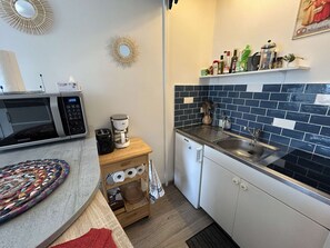 Fridge, microwave, stovetop, coffee/tea maker