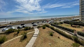 Een parkeerplaats met uitzicht op het strand en de oceaan.