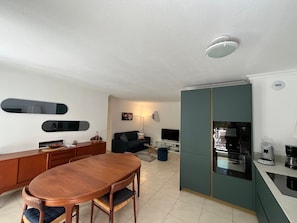 TV - Charming Central Apartment, 2 Bedrooms, Near Beach, Shops & Restaurants in Arcachon (Arcachon)