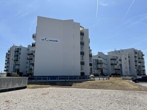 En moderne, fleretagers bygning med altaner, med teksten 'Le Concorde'.