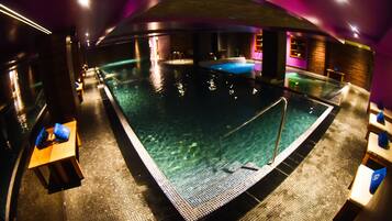 Kolam renang indoor, dengan kursi berjemur