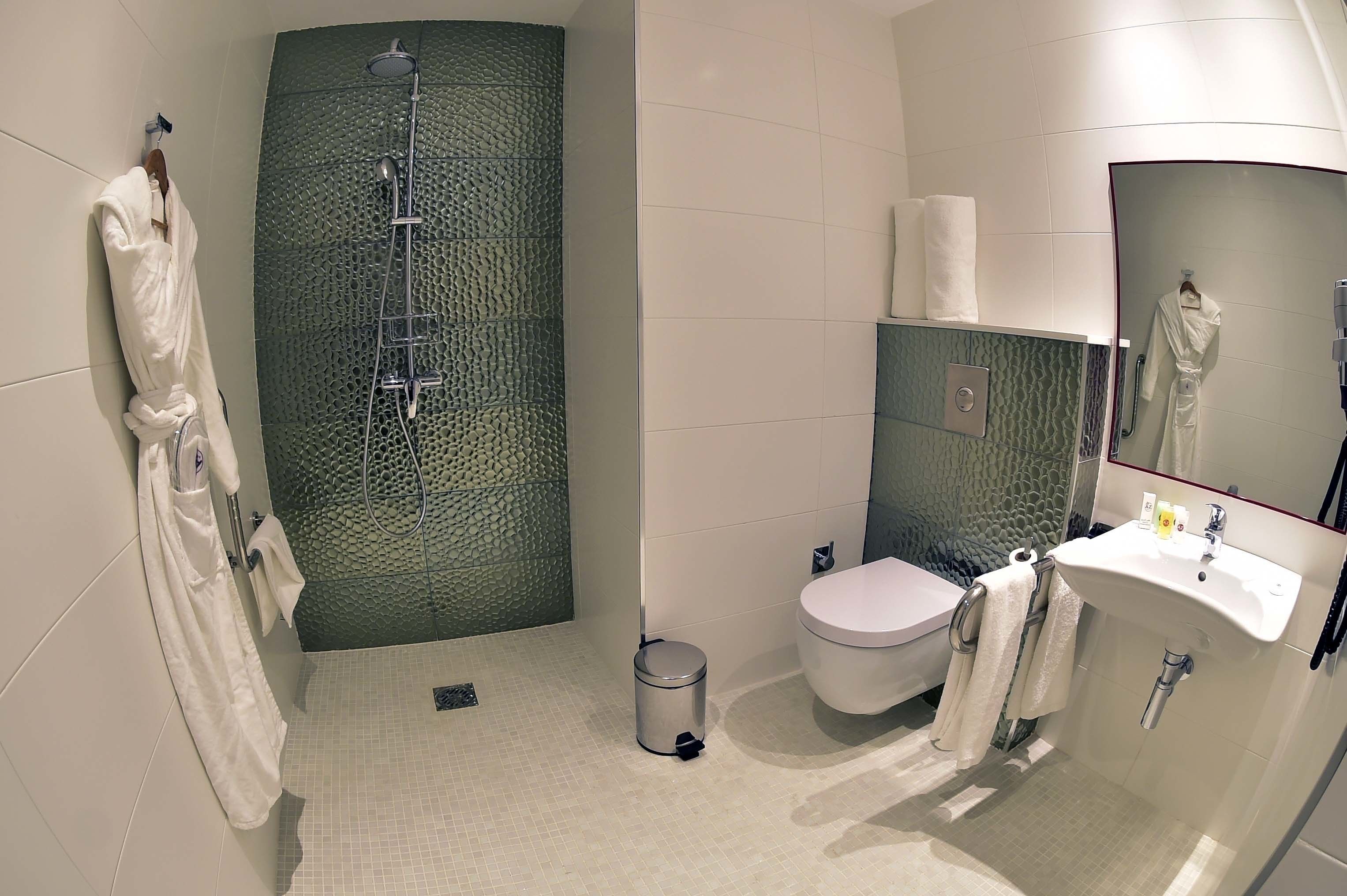 senior suite | bathroom | shower, free toiletries, bathrobes, bidet