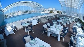 Serviço de café da manhã, local e internacional, vistas para a piscina