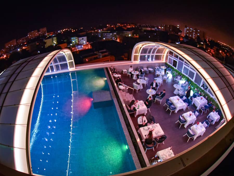 Der serveres morgenmad, frokost og aftensmad med udsigt til poolen