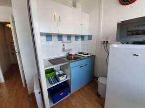 Kylskåp, mikrovågsugn, ugn och spishäll