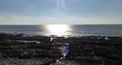 Charming 3-room house with mezzanine, terrace & parking, 5km from beaches - sleeps 6