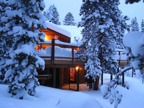 Log Home with Mountain Views and Hot Tub on 2 Acres 