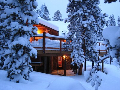 Log Home with Mountain Views and Hot Tub on 2 Acres 