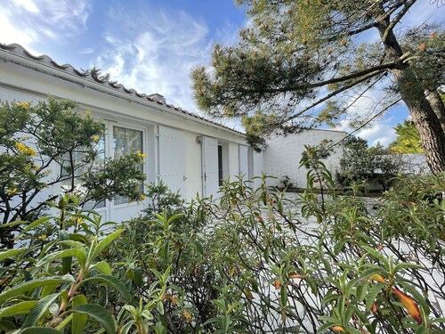 Maison avec accès direct à la plage, 2 terrasses, jardin clos, 3 chambres, parking privé à La Guérinière