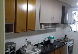 Habitación básica, 2 habitaciones | Cocina privada | Refrigerador, horno, parrilla de estufa y periquera 