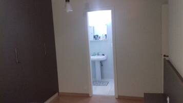 Quarto básico, 2 quartos | Banheiro | Chuveiro, toalhas de banho