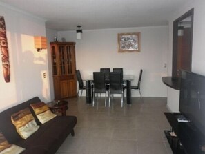 Appartamento, 2 camere da letto | Area soggiorno | TV a schermo piatto