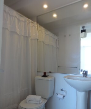 Departamento, 2 habitaciones | Baño | Regadera y toallas 