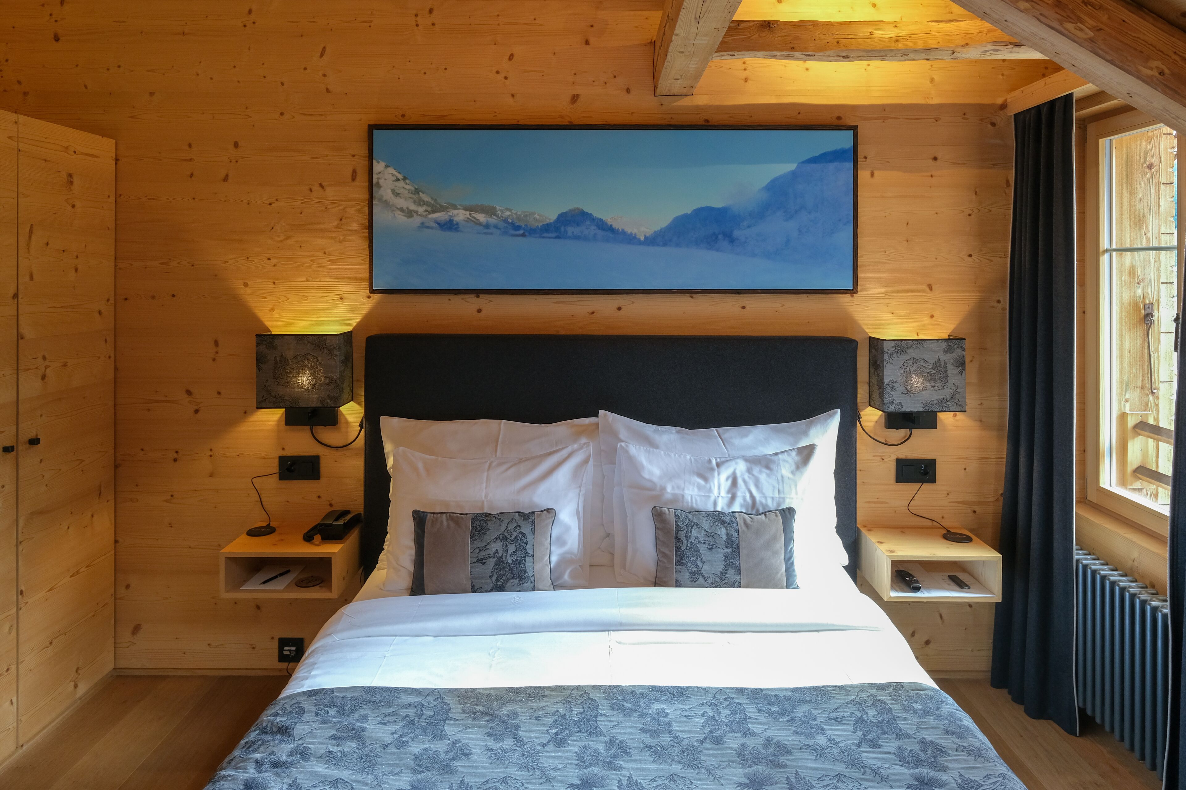 chambre supérieure | minibar, in-room safe, individually decorated, desk