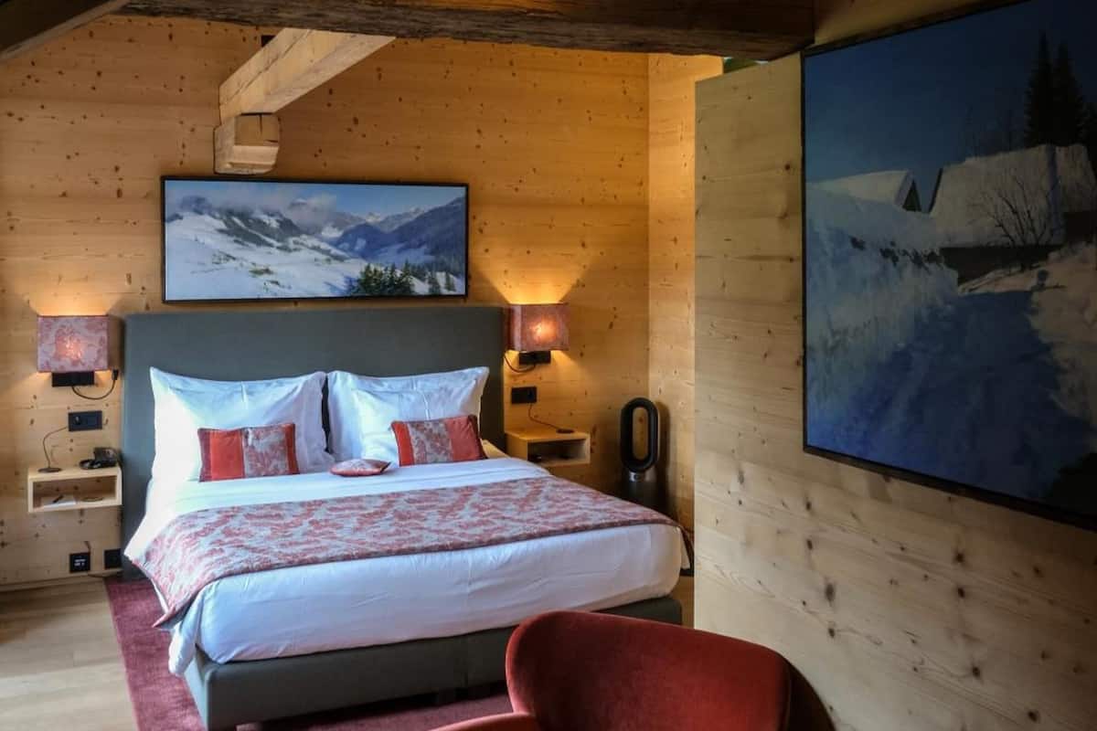 minibar, in-room safe, individually decorated, desk