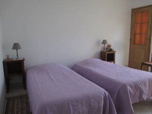 Twin Room | Individually decorated, blackout drapes, iron/ironing board, free WiFi - Chez Mélody (La Rochelle)