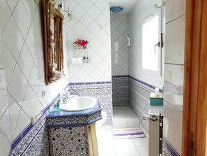 Combined shower/tub, free toiletries, hair dryer, towels - Chez Mélody (La Rochelle)