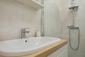 Comfort 1 bedroom apartment | Bathroom | Shower, hair dryer, towels - Guesthouse Anica (Dubrovnik)