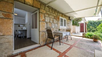 Habitación con 1 cama matrimonial o 2 individuales, baño compartido | Terraza o patio