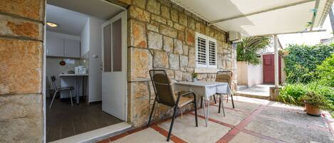 Habitación con 1 cama matrimonial o 2 individuales, baño compartido | Terraza o patio