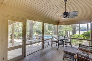 Outdoor dining - 2 Willow Oak | 3 Bedroom Home | Pool | Golf Course View | STR #28007 (Hilton Head Island)