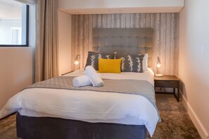 Lägenhet Superior | Värdeförvaringsskåp på rummet, skrivbord och strykjärn/strykbräda