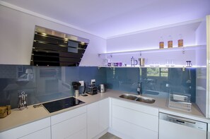 Lägenhet - 3 sovrum | Eget pentry | Stort kylskåp, mikrovågsugn, ugn och spishäll