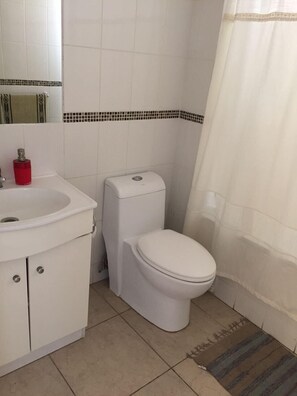 Apartment, 3 Bedrooms | Bathroom | Shower, towels