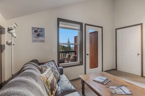 Älytelevisio, takka, videopelejä, DVD-soitin