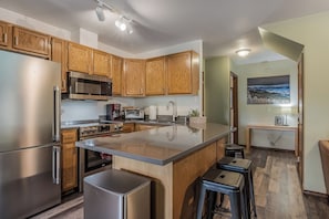 Fridge, microwave, oven, stovetop - Ski in Ski out, well appointed 4 bed, 4 bath, with hot tub and lake views! (Sandpoint)