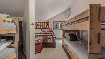 4 habitaciones, tabla de planchar con plancha y cuna de viaje