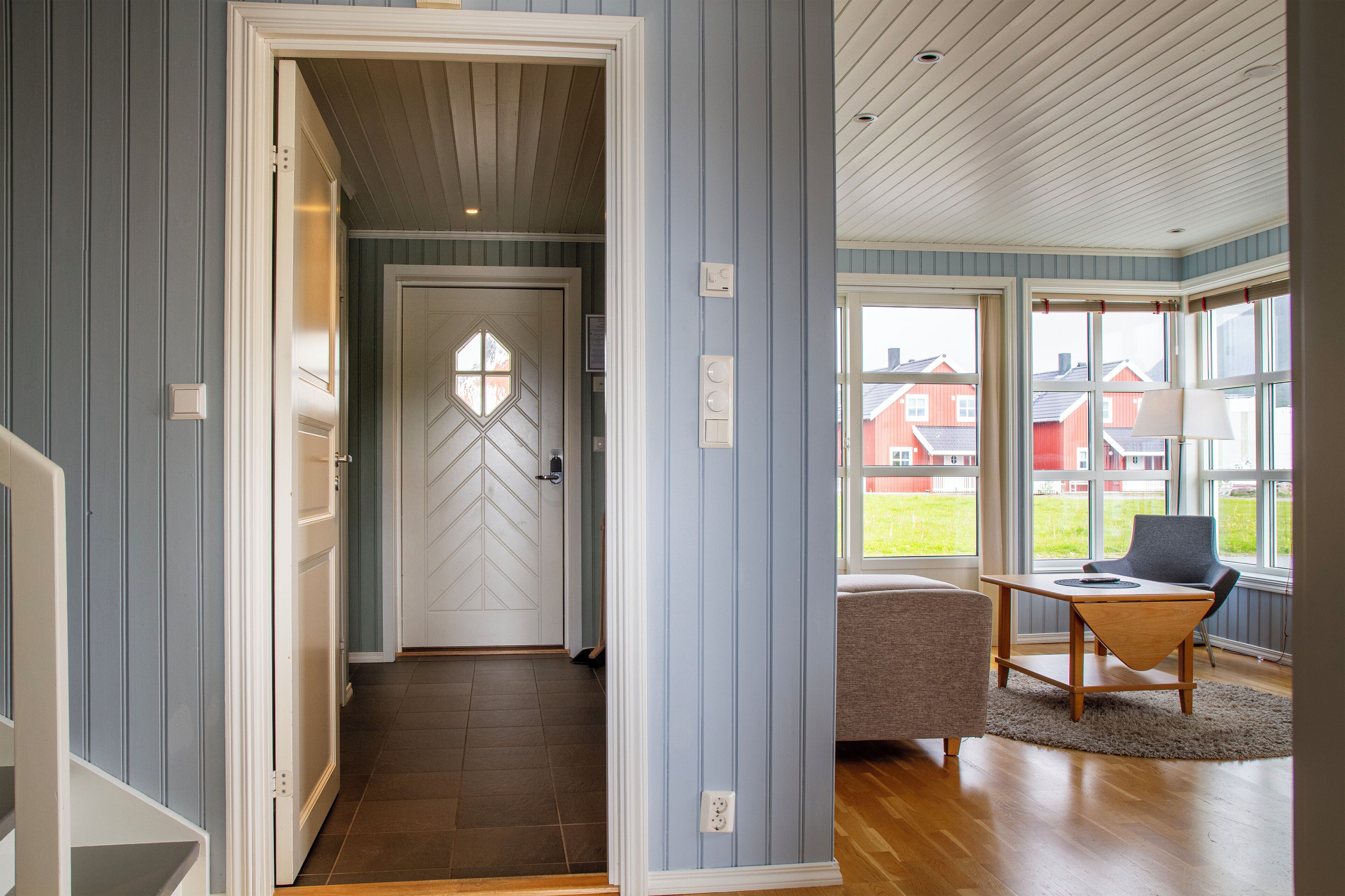 Comfort House, 4 Bedrooms, Terrace, Oceanfront | Living room | 42-inch Smart TV with digital channels