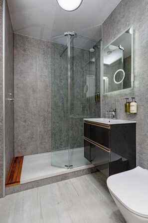 Free toiletries, hair dryer, towels - The Melbreak Hotel (Workington)