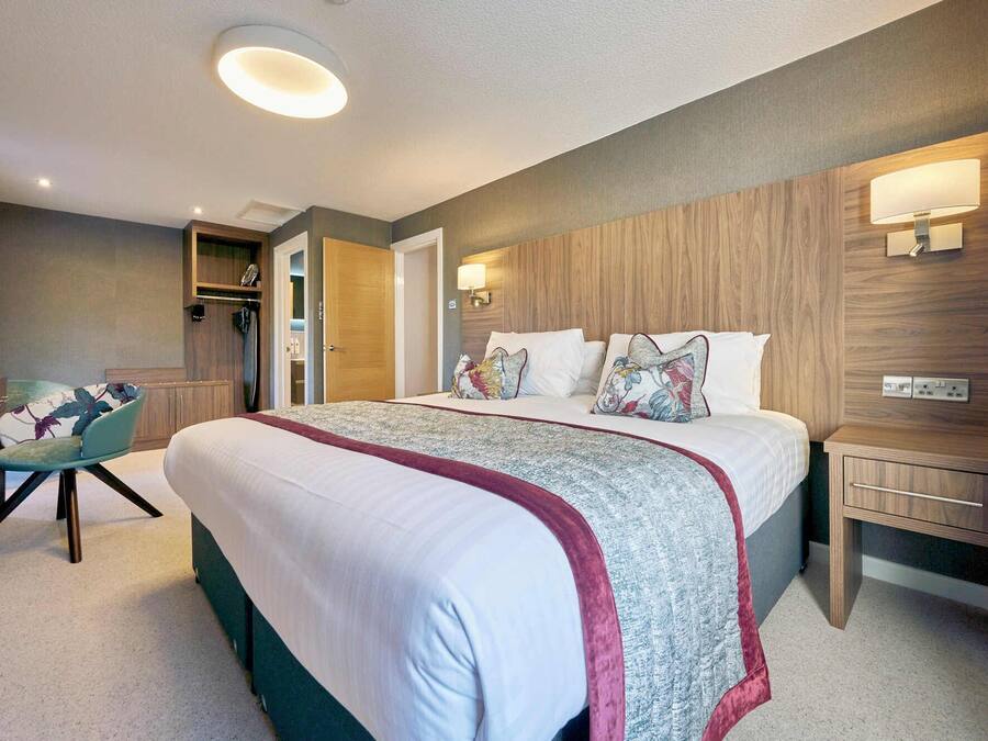 Suite Deluxe | Ropa de cama de alta calidad y cortinas opacas