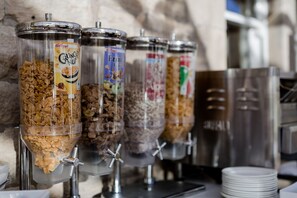 Petit déjeuner complet (15.95 GBP par personne)