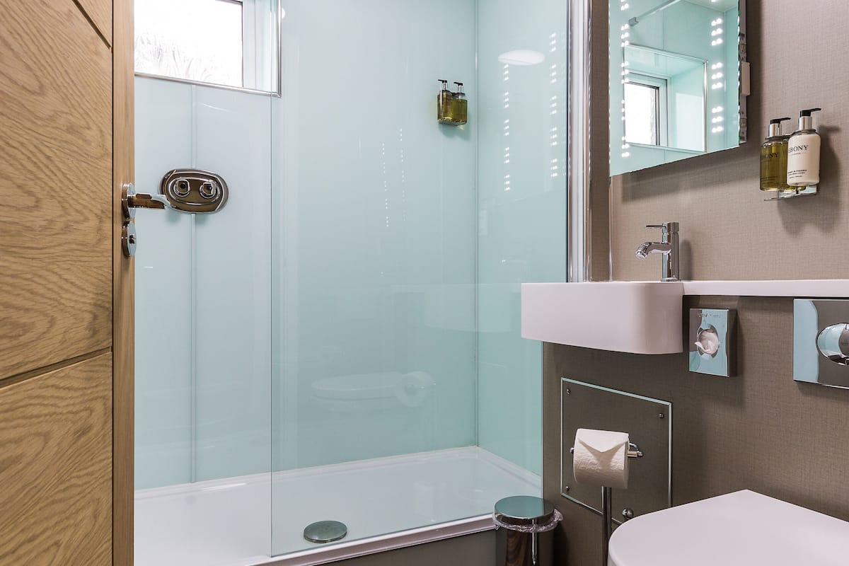 standard double room, 1 double bed | bathroom | free toiletries, hair dryer, towels