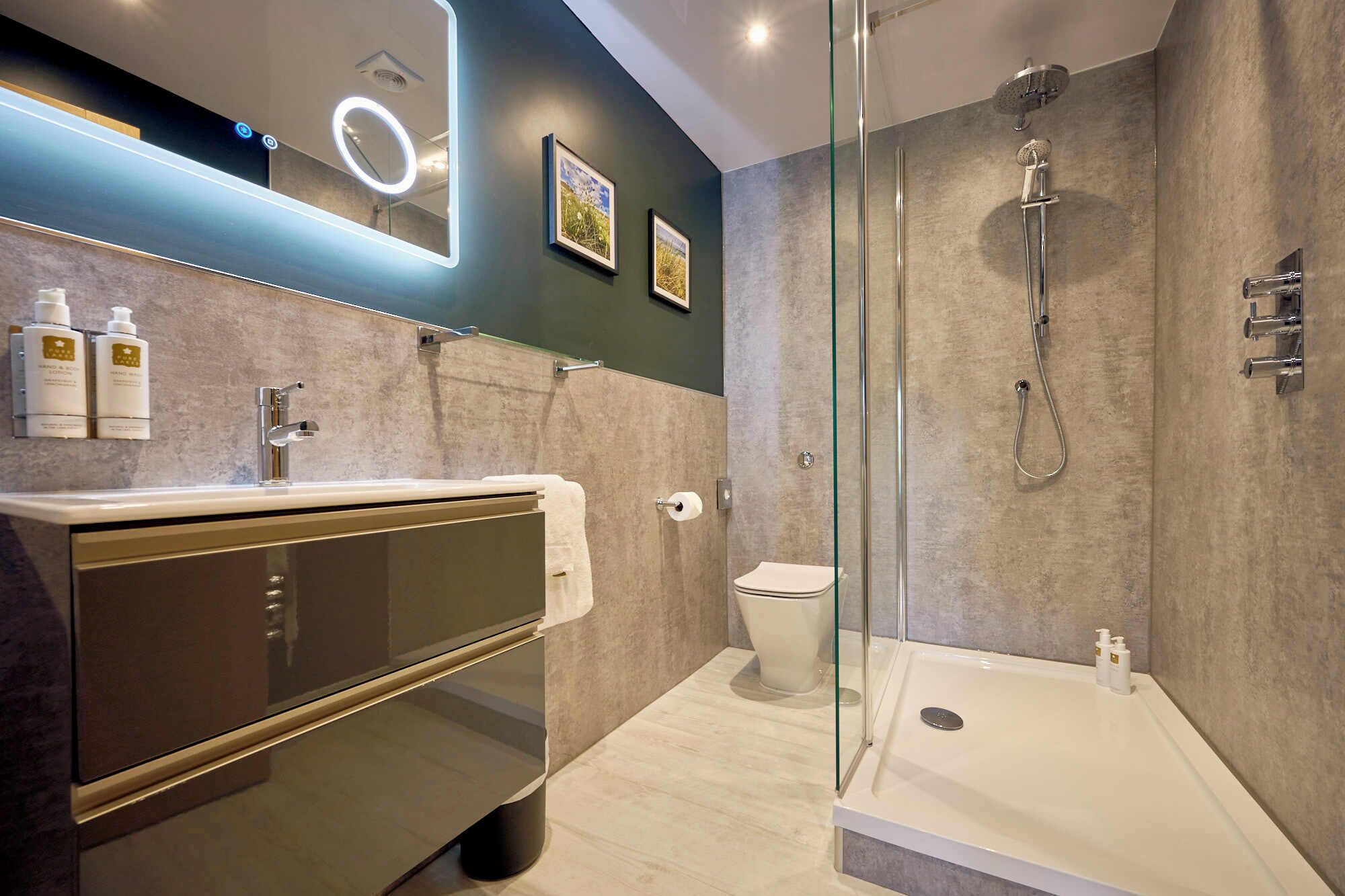 deluxe suite | bathroom | free toiletries, hair dryer, towels