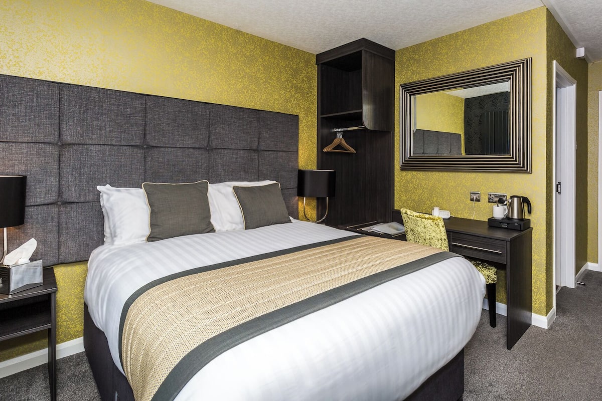 Habitación doble estándar, 1 cama matrimonial | Ropa de cama de alta calidad y cortinas blackout