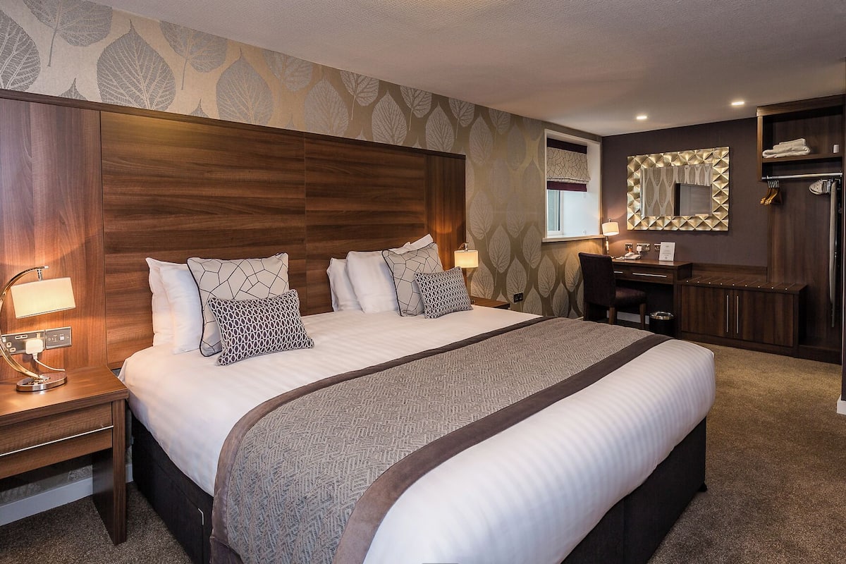 luxury suite | 1 bedroom, premium bedding, blackout curtains, iron/ironing board