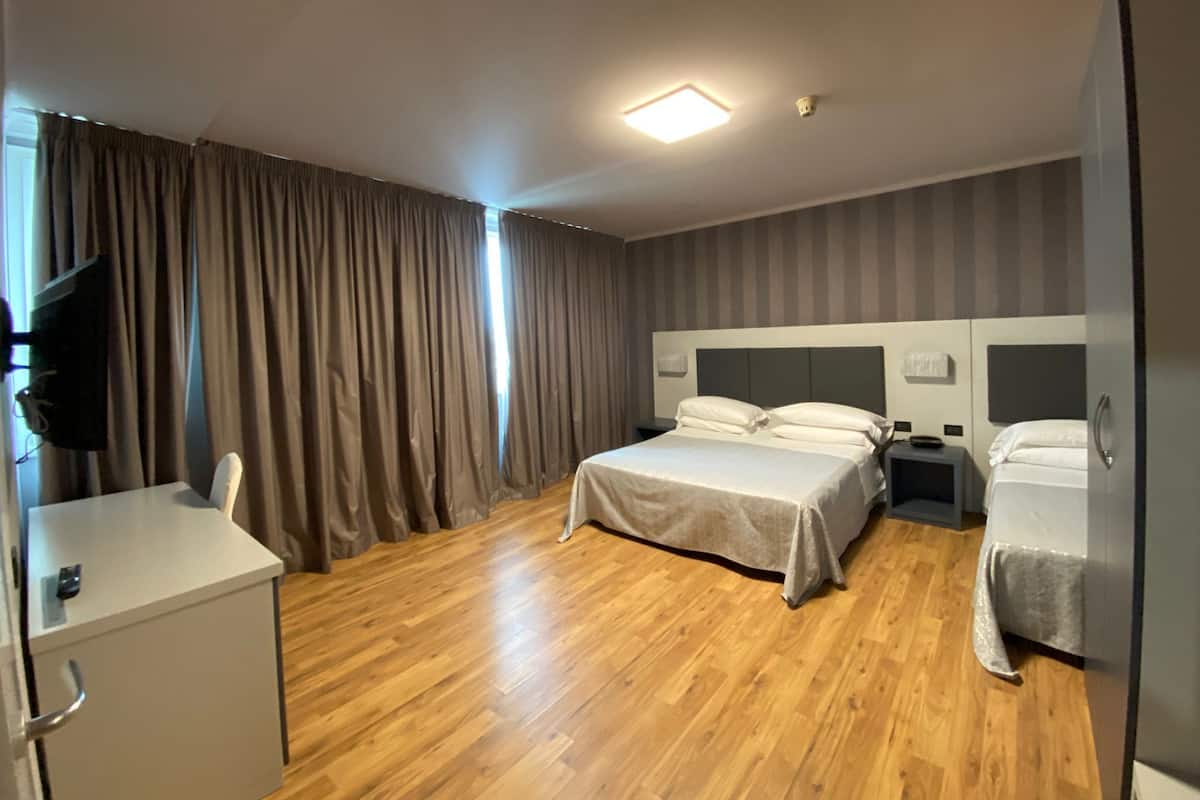 Camera tripla | Biancheria da letto di alta qualità, minibar, una scrivania