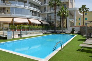 Inomhuspool, en säsongsöppen utomhuspool och solstolar