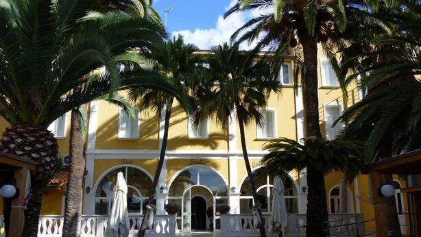 A yellow building with arched windows and a central staircase. - Mediterraneo Palace Depandance (Amantea)