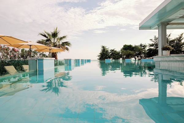 3 bars/lounges, 2 poolside bars