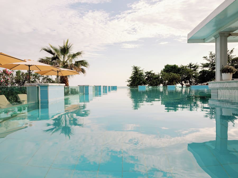 3 bares, 2 bares junto a la piscina